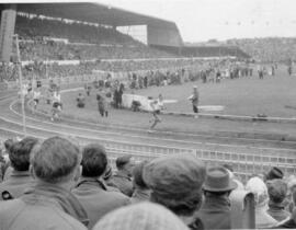 Running race from stands